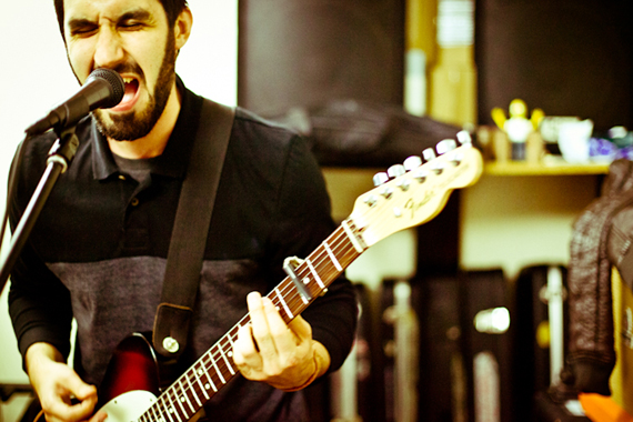 Alex Matía, guitarra y voz.